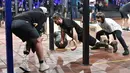 Para peserta mengikuti kompetisi final CrossFit "Game of Heroes" di Kiev, Ukraina (24/12). CrossFit sendiri adalah pola latihan yang mengabungkan olahraga kardiovaskuler dengan angkat beban ke dalam format serupa latihan sirkuit. (AFP/Sergei Supinsky)