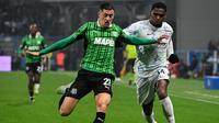 Pemain Sassuolo, Jay Idzes (kanan) berebut bola dengan pemain Inter Milan, Ange-Yoan Bonny dalam laga lanjutan Liga Italia 2025/2026 di Mapei Stadium, Minggu (08/02/2026) waktu setempat. (AFP/Piero Cruciatti)