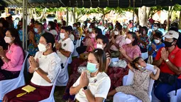 Umat Buddha menghadiri doa saat mereka merayakan Tahun Baru Buddha, yang secara lokal dikenal sebagai Songkran, di kuil Prachapirom di Narathiwat (12/4/2022). (AFP/Madaree Tohlala)