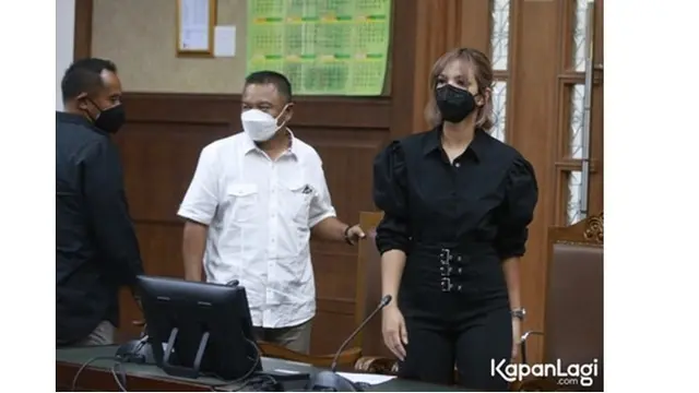 8 Potret Nia Ramadhani dan Ardi Bakrie saat Hadiri Sidang Kasus Narkoba, Curi Perhatian