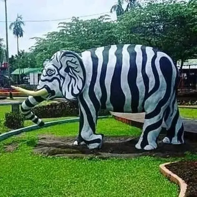 6 Patung Motif Zebra Ini Bentuknya di Luar Nalar, Bikin Ngakak