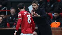 Pelatih sementara Manchester United asal Inggris, Michael Carrick, berbicara dengan gelandang Manchester United asal Portugal bernomor punggung 08, Bruno Fernandes, selama pertandingan Liga Inggris antara Manchester United dan Manchester City di Old Trafford, Manchester, barat laut Inggris, pada 17 Januari 2026. (Darren Staples/AFP)