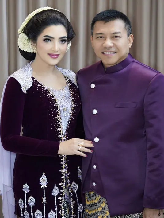 Ashanty tampil dengan sanggul khas Jawa lengkap dengan riasan melatinya. Anang pun gagah mengenakan beskap. [@ashanty_asy]