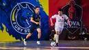 Pemain Fury Squad, Falcao (kiri) berebut bola dengan pemain Lynx Hunters, Suphawut dalam laga perebutan peringkat ketiga Futsal X Series 2 yang berlangsung di GOR UNJ, Rawamangun, Jakarta, Minggu (18/01/2026). (Bola.com/Bagaskara Lazuardi)