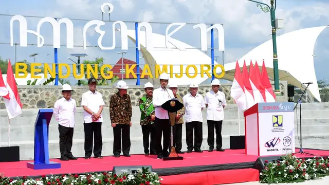 Presiden Jokowi saat meresmikan pengoperasian Bendungan Kamijoro, Yogyakarta. (Setpres/Biro Pers)