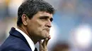 Tottenham manager Juande Ramos watches his team warm up before its match against Portsmouth during a Barclays Premier League football game at Fratton Park in Portsmouth on September 28, 2008. AFP PHOTO/IAN KINGTON