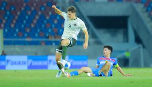Pemain Timnas Indonesia U-22, Mauro Zijlstra, gagal melewati pemain Timnas Filipina U-22, Sandro Reyes, pada laga Grup C SEA Games 2025 di 700th Anniversary Stadium, Senin (8/12/2025). (Bola.com/Bagaskara Lazuardi)