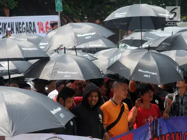 Massa Serikat Pekerja JICT dan FPPI berunjuk rasa di depan Gedung KPK, Jakarta, Selasa (18/12). Massa mendesak KPK mengusut tuntas dugaan korupsi perpanjangan kontrak JICT kepada investor Hong Kong, Hutchison Port. (Merdeka.com/Dwi Narwoko)