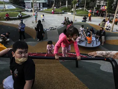 Anak-anak bermain di Taman Sambas Asri, Jakarta, Sabtu (18/6/2022). Menteri Pariwisata dan Ekonomi Kreatif Sandiaga Salahuddin Uno mendeklarasikan Taman Rekreasi Aman, Nyaman, dan Menyenangkan untuk memastikan keamanan dan keselamatan warga maupun wisatawan. (Liputan6.com/Johan Tallo)