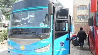 Pihak Damri mengeluarkan bus bantuan untuk mengangkut calon penumpang dari Pool di Bandung ke Bandara Kertajati. (Liputan6.com/Huyogo Simbolon)