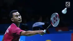 Tunggal putra Indonesia, Tommy Sugiarto mengembalikan kok saat melawan pebulu tangkis Jepang, Kento Momota pada 8 besar Indonesia Open 2018 di Istora GBK, Jakarta, Jumat (6/7). Tommy kalah 11-21, 15-21. (Liputan6.com/Helmi Fithriansyah)