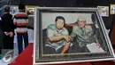 Pemeran foto Gus Dur menyemarakkan Muktamar NU ke-33 yang digelar di Jombang, Selasa (4/8/2015). 50 foto menampilkan rekaman Gus Dur sebelum dan saat menjadi Presiden RI ke-4. (Liputan6.com/Johan Tallo)