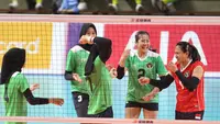 Tim bola voli putri Indonesia memetik kemenangan kedua pada laga terakhir Grup A cabor bola voli putri SEA Games 2023, Kamis (11/5/2023) siang WIB. Dalam laga yang digelar di Olympic Complex Indoor Stadium, Phnom Penh, Wilda Siti Nurfadhilah dkk secara meyakinkan menang 3-0 (25-9, 25-9, 25-15) atas Myanmar. Dengan hasil ini tim bola voli putri Indonesia yang kini menempati posisi kedua Grup A hampir dipastikan lolos ke babak semifinal. Indonesia tinggal menunggu hasil laga Malaysia menghadapi Thailand yang di atas kertas akan dimenangi Thailand sebagai pemuncak Grup A. (Bola.com/Abdul Aziz)