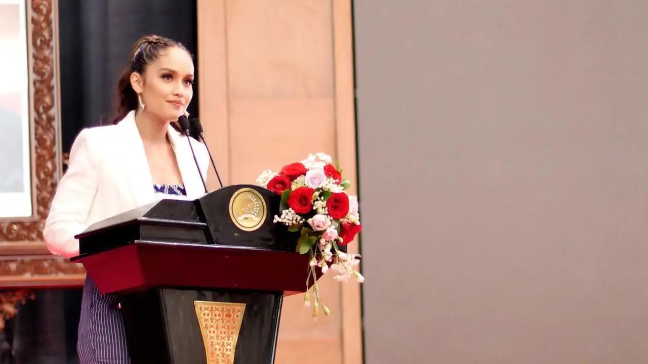 Cinta Laura pidato di Gedung MPR (Foto: Instagram @claurakiehl)