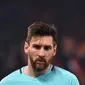 Megabintang Barcelona, Lionel Messi bereaksi saat bertandang ke markas AS Roma pada pertandingan leg kedua perempat final Liga Champions di Stadion Olimpico, Selasa (10/4). Bercelona tersingkir setelah menyerah 0-3 dari AS Roma. (Andreas SOLARO/AFP)