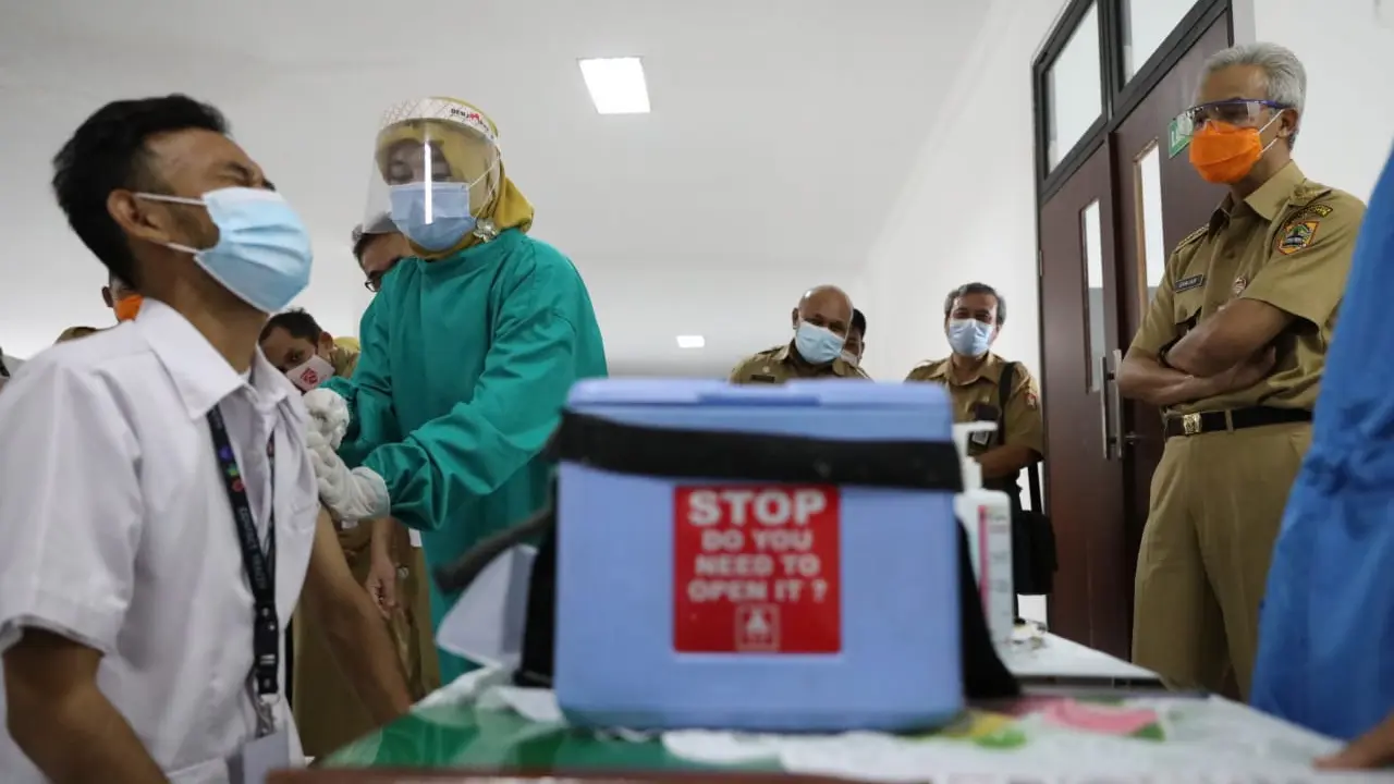Gubernur Ganjar Pranowo mengawasi vaksinasi tenaga kesehatan di Puskesmas, Kaliwungu, Puskesmas Brangsong dan RSUD Soewondho, Kendal, Senin (25/1). (Foto : Liputan6.com/Felek Wahyu