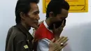 Petugas mengawal M Prio Santoso pelaku pembunuhan Deudeuh Alfi Sahrin alias Tata Chubby usai menjalani sidang dengan agenda pembacaan tuntutan di Pengadilan Negeri Jakarta Selatan, Senin (2/11/2015). (Liputan6.com/Yoppy Renato)