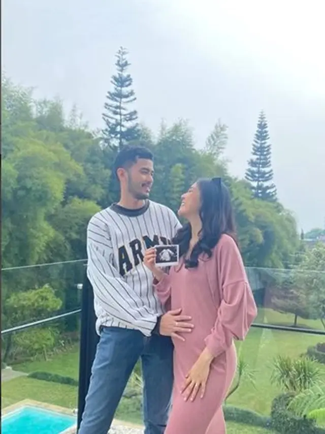 Manggung Bareng Cherrybelle, Ini 6 Potret Novi Herlina yang Hamil Anak Pertama