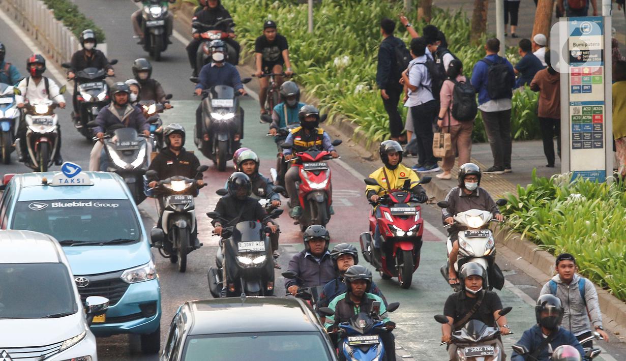 Jika aturan ganjil genap untuk roda dua atau motor resmi diterapkan, pemerintah akan memberikan perlakuan yang spesial untuk jenis kendaraan listrik. (Liputan6.com/Angga Yuniar)