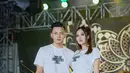 Nella dan Dory menjadi salah satu pasangan artis yang disukai oleh netizen. Sama-sama berprofesi sebagai penyanyi dangdut, keduanya pun kerap berduet di atas panggung. Tak jarang, mereka juga memakai outfit couple saat membawakan tembang andalan. (Liputan6.com/IG/@nellakharisma)