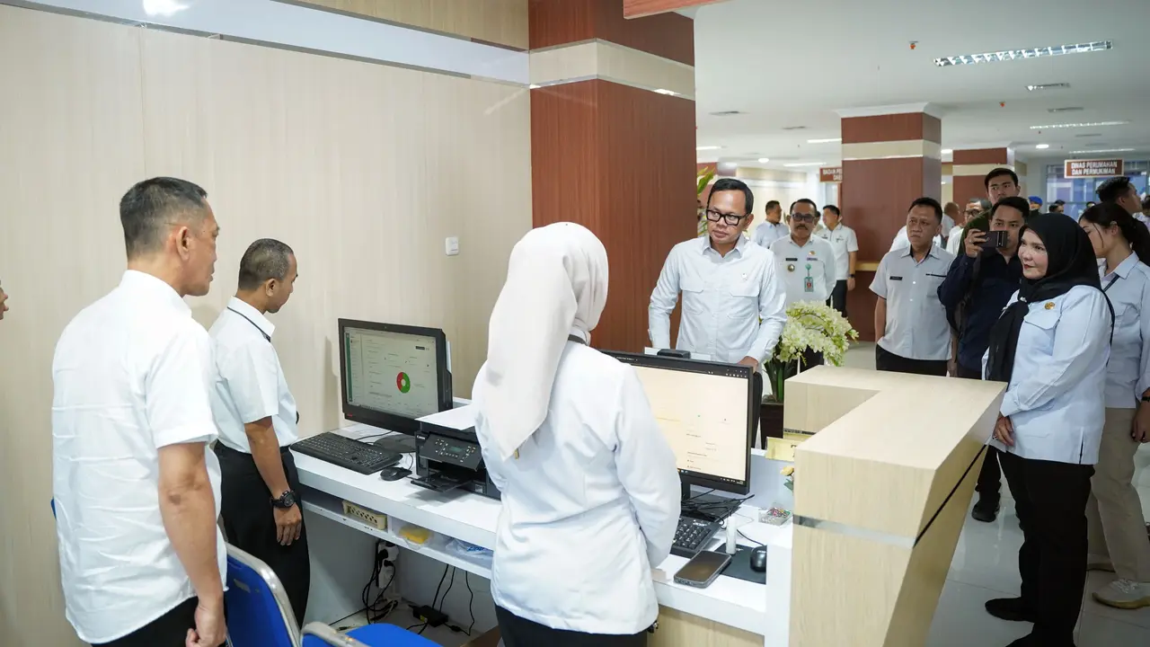 Wakil Menteri Dalam Negeri (Wamendagri) Bima Arya saat sidak di pelayanan publik Pemkot Bandar Lampung. Foto : (Istimewa).