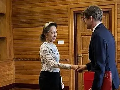 Mantan pemimpin sipil yang ditahan Aung San Suu Kyi bertemu dengan perwakilan tetap Komite Internasional Palang Merah (ICRC) untuk Myanmar Arnaude de Baecque di Naypyidaw, Myanmar, Senin, 3 Agustus 2026. (AFP/ Biro Pers dan Informasi Kepresidenan Myanmar )