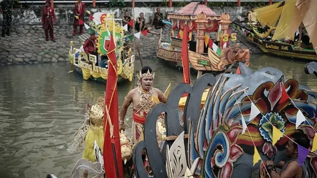 6 Potret Kemeriahan Festival Perahu Nusantara dan Parade Sepeda Onthel di Surabaya