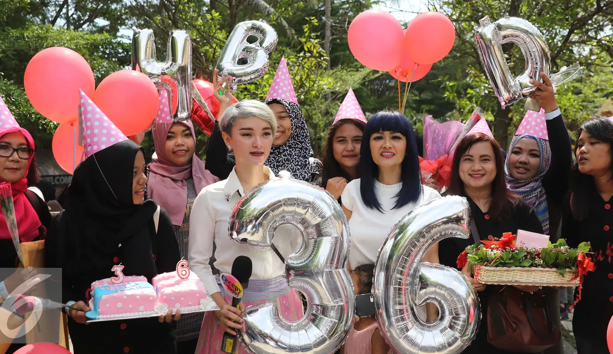 Julia Perez merayakan ulang tahun yang 36 di kawasan Ancol, Jakarta, Jumat (15/7). Sejumlah selebriti hadir dalam acara tersebut diantaranya Luna Maya dan Zaskia Gotik. (Liputan6.com/Herman Zakharia)