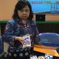 Pihak Balai Besar Pengawas Obat dan Makanan (BBPOM) Surabaya telah mengambil dan menguji sampel garam yang diduga mengandung serbuk kaca di laboratorium. (Liputan6.com/Dhimas Prasaja)