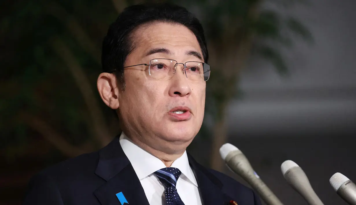 Perdana Menteri Jepang Fumio Kishida berbicara kepada media tentang situasi setelah gempa bumi besar dan peringatan tsunami di pantai barat Jepang di Kantor Perdana Menteri di Tokyo, Jepang, Senin (1/1/2024). (STR / JIJI Pers/AFP)