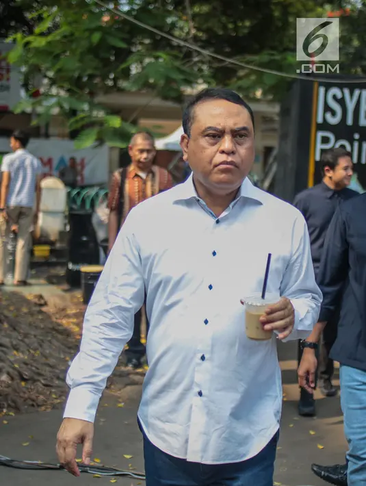 Wakil Ketua Dewan Masjid Indonesia yang juga  Menteri PAN-RB, Syafrudin membeli minuman saat meninjau Indonesia Islamic Youth Economic Forum (Isyef)  Point seusai peresmian di Masjid Cut Meutia, Jakarta, Selasa (20/11). (Liputan6.com/Faizal Fanani)