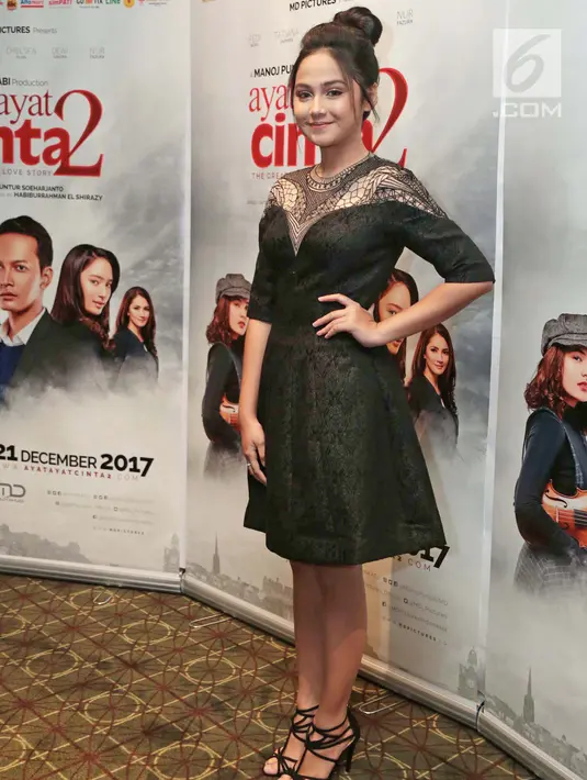 Pemain film Ayat-Ayat Cinta 2, Syifa Hadju berpose dengan gaun berwarna hitam usai konferensi pers di Jakarta, Kamis (7/12). Syifa Hadju berperan sebagai Fatimah di film tersebut. (Liputan6.com/Herman Zakharia)