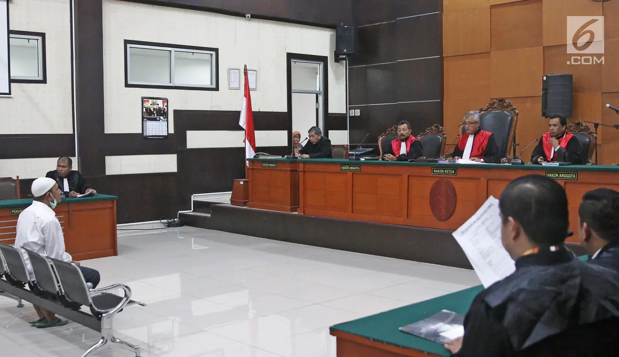 Terdakwa kasus penembakan dr Letty Sultri, dr Helmi mendengarkan dakwaan yang dibacakan oleh JPU di PN Jakarta Timur, Kamis (29/3). Helmi menjalani sidang perdana dengan agenda pembacaan surat dakwaan oleh JPU. (Liputan6.com/Herman Zakharia)