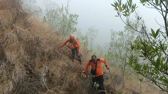 Tim SAR Gabungan evaluasi dua pendaki yang tersesat di Gunung Agung Bali. (Dok. Istimewa)