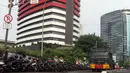 Kendaraan penyemprot air milik kepolisian disiagakan di jalan Kuningan Persada sekitar Gedung Merah Putih KPK, Jakarta, Selasa (1/6/2021). Pengamanan gedung KPK dan sekitarnya diperketat terkait upacara pelantikan pegawai KPK menjadi Aparatur Sipil Negara. (Liputan6.com/Helmi Fithriansyah)