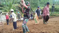 Progres pembangunan jalan baru program TMMD di desa Pancasura, Singajaya, Garut, Jawa Barat (Liputan6.com/Jayadi Supriadin)