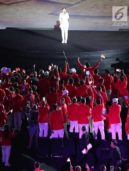 Penyanyi dangdut, Via Vallen membawakan  lagu "Meraih Bintang" pada pembukaan Asian Games 2018 di Stadion Gelora Bung Karno, Jakarta, Sabtu (18/8). Lagu itu merupakan lagu theme song pesta olahraga terbesar di Asia tersebut. (Liputan6.com/ Fery Pradolo)