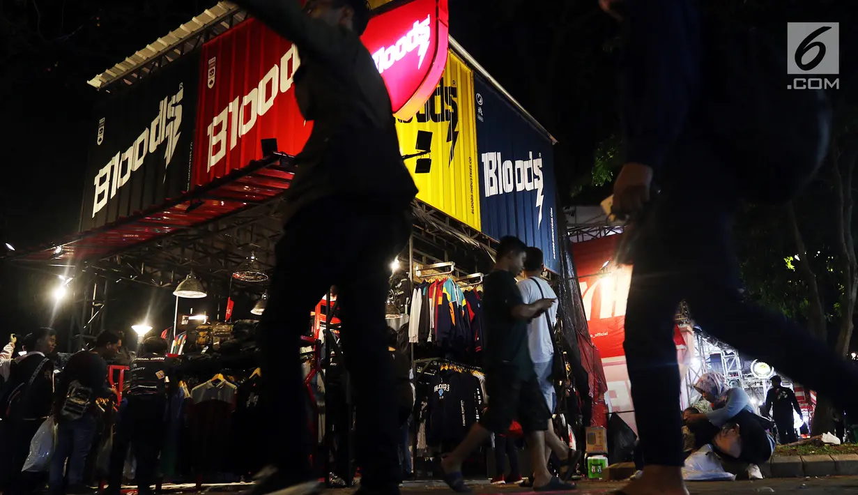 Pengunjung melihat-lihat produk merek pakaian di Jakcloth Indonesian Pride 2018, Jakarta, Rabu (19/12). Berbagai promo menarik diberikan untuk memikat pengunjung Jakcloth Indonesian Pride 2018. (Liputan6.com/JohanTallo)