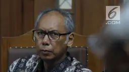 Terdakwa perkara merintangi penyidikan dugaan korupsi E-KTP, Bimanesh Sutarjo menyimak keterangan saksi saat mengikuti sidang lanjutan di Pengadilan Tipikor, Jakarta, Senin (16/4). Sidang mendengar keterangan saksi. (Liputan6.com/Helmi Fithriansyah)