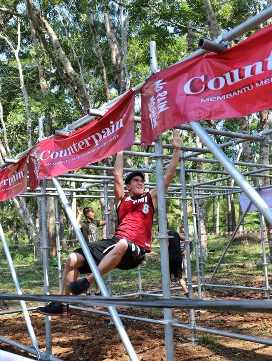 Kondisi yang mulai lelah dengan banyaknya rintangan yang harus dihadapi, Verrel sempat mengalami cidera. Kejadian itu terjadi saat lewat monkey bar obstacle. Tangan Verrel terlepas di salah satu bar. (Adrian Putra/Bintang.com)