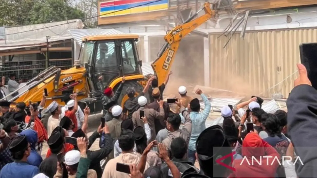 Sekelompok massa berunjuk rasa membongkar pembangunan toko ritel Indomaret di Desa Panaan, Kecamatan Palengaan, Pamekasan