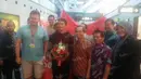 Pebalap Manor Racing asal Indonesia, Rio Haryanto disambut staf KBRI Wina dan masyarakat Indonesia saat tiba di Bandar Udara Internasional Wina, Austria, Selasa (28/6/2016). (Bola.com/Reza Khomaini)