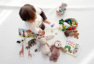 Cara sederhana lain yang dapat menstimulasikan kecerdasan otak anak adalah dengan melibatkan anak pada mainan yang digemarinya (Foto: Unsplash.com/Yuri Shirota)