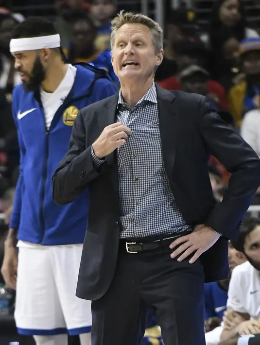 Ekspresi pelatih Warriors, Steve Kerr saat memimpin timnya melawan Atlanta Hawks pada laga NBA basketball game  di Philips Arena, Atlanta, (2/3/2018). Warriors menang 114-109. (AP/John Amis)