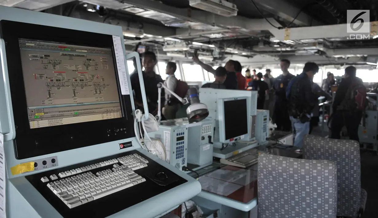Sebuah monitor terlihat di kapal perang HMS Albion, Jakarta, Minggu (22/4). Kapal ini memiliki panjang 176 meter dan mampu melaju dengan kecepatan hingga 33 km per jam. (Merdeka.com/Iqbal S. Nugroho)
