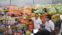 Menteri Perdagangan Zulkifli Hasan melakukan pemusnahan 750 bal pakaian bekas impor ilegal. Nilainya diperkirakan Rp 8-9 Miliar di komplek pergudangan Grasia, Karawang, Jawa Barat, Jumat (12/8/2022).