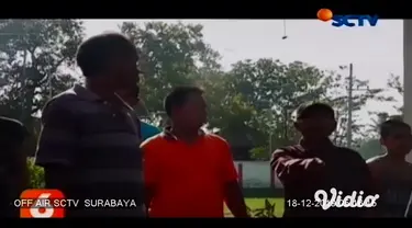 Sebuah truk bermuatan cabai rawit hijau terbalik dan menabrak teras rumah warga. Kecelakaan tunggal ini terjadi pada Selasa (17/12/2019) di Jalan Raya Rambipuji, Kecamatan Rambipuji, Jember, Jawa Timur.