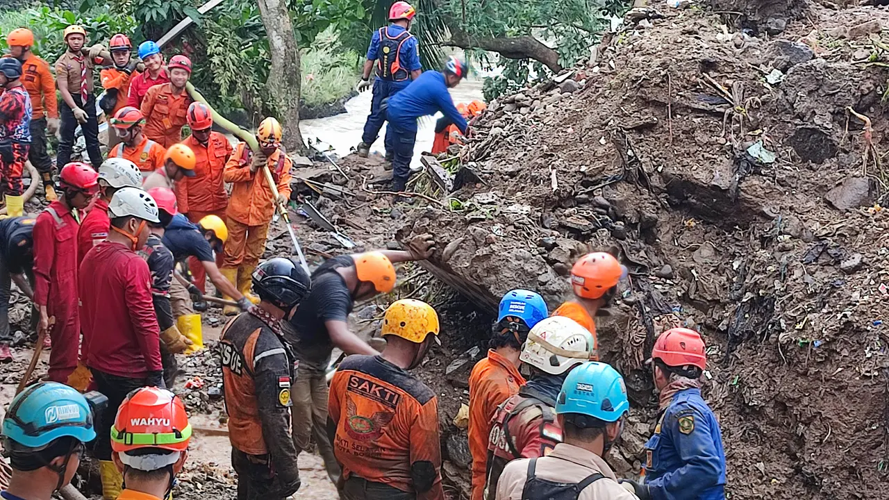 Pencarian empat korban longsor di Kampung Sinarsari, Kelurahan Empang, Kecamatan Bogor Selatan, Kota Bogor terkendala bongkahan batu dan beton.