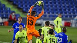 Kiper Getafe, David Soria, menangkap bola saat melawan Atletico Madrid pada laga Liga Champions di Stadion Alfonso Perez, Sabtu (13/3/2021). Kedua tim bermain imbang 0-0. (AP/Manu Fernandez)