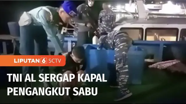 Prajurit pangkalan TNI AL Lhokseumawe, menyergap kapal motor yang diduga mengangkut narkoba jenis sabu-sabu di perairan Lhokseumawe, Aceh. satu orang ditangkap dan puluhan paket sabu disita.